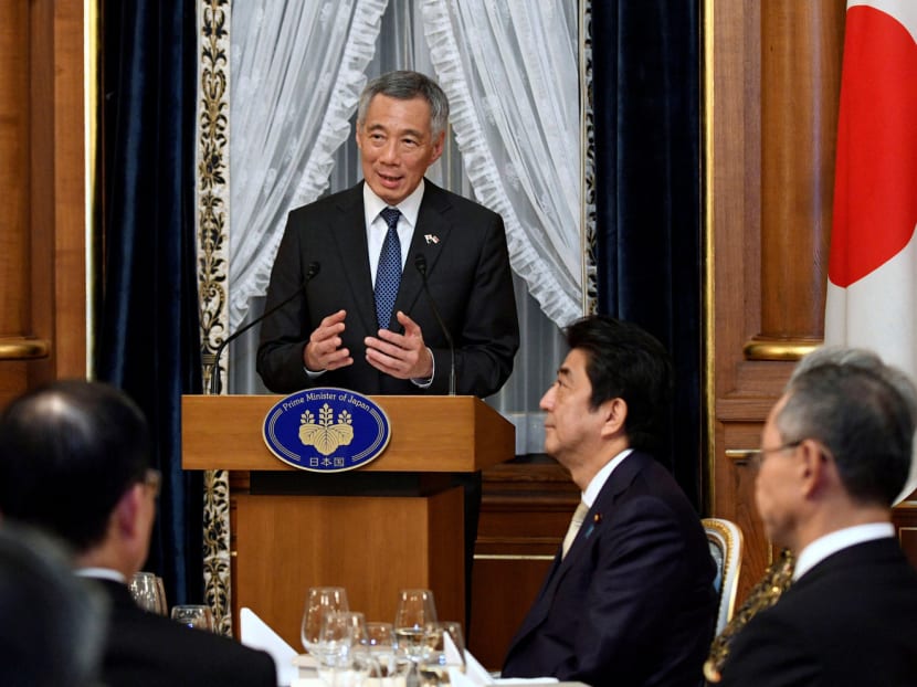 Singapore Prime Minister Lee Hsien Loong (C) delivers a speech at the opening of a dinner hosted by his Japanese counterpart Shinzo Abe (2nd R) at the state guest house in Tokyo, Japan, 28 September 2016. Photo: Reuters