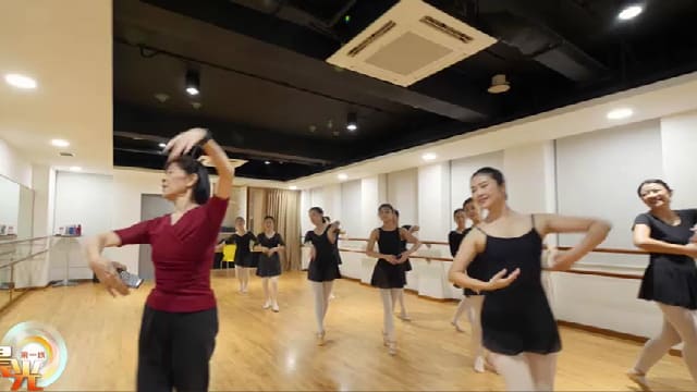 晨光|快乐银发族：七旬芭蕾舞教师 助乐龄学生舞出精彩