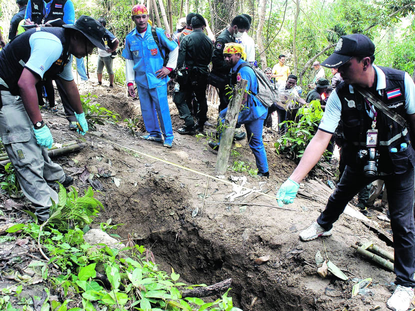 Thai police officials measure a shallow grave in Padang Besar, Songkhla province, southern Thailand, on May 2, 2015. Photo: AP