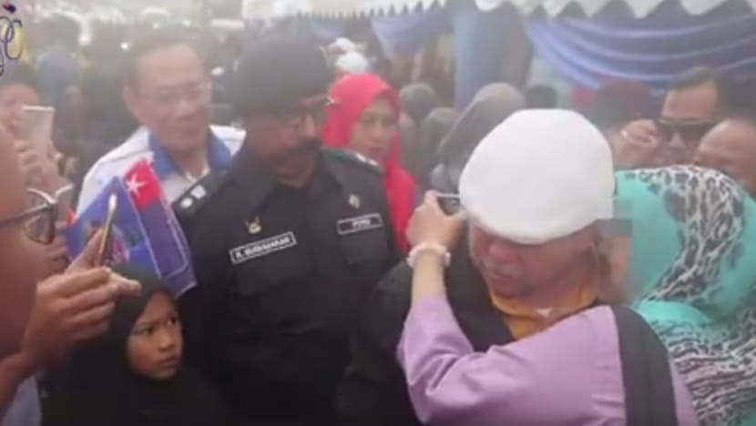 Sultan Johor perintah orang ramai agar tidak ganggu wanita yang peluk, cium beliau