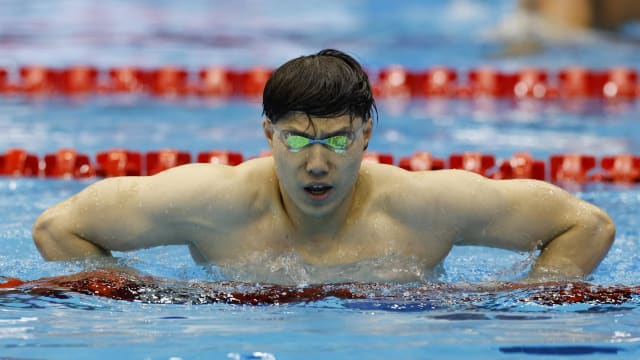 游泳世锦赛：中国泳将覃海洋100公尺蛙泳夺金 刷新亚洲纪录