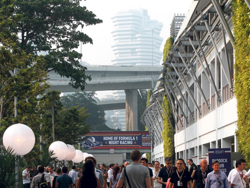 Haze shrouded Singapore’s 
skyline yesterday 
during the F1 race. 
Photo: Don Wong