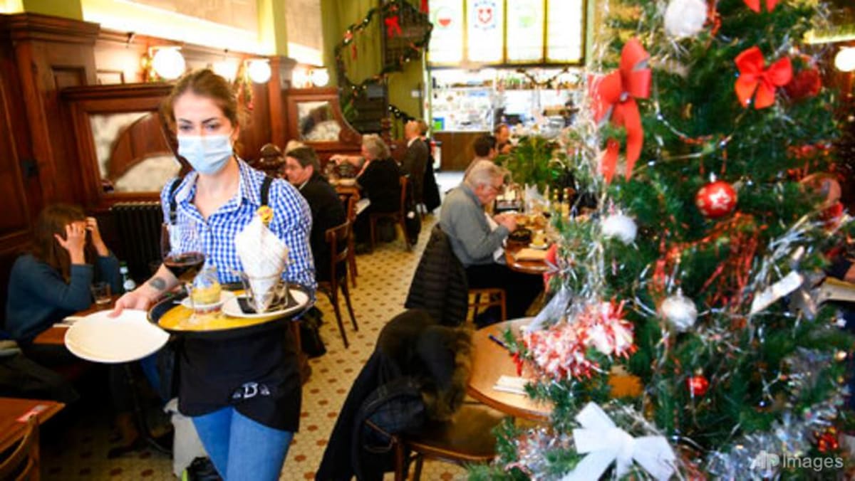 Ketika kasus virus menurun, restoran dibuka kembali di Swiss bagian barat