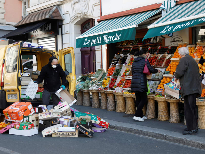 France bans plastic packaging for fruit and vegetables