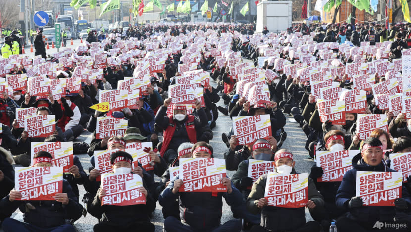 Seoul orders striking truckers in fuel, steel sectors back to work Seoul orders striking truckers in fuel, steel sectors back to work