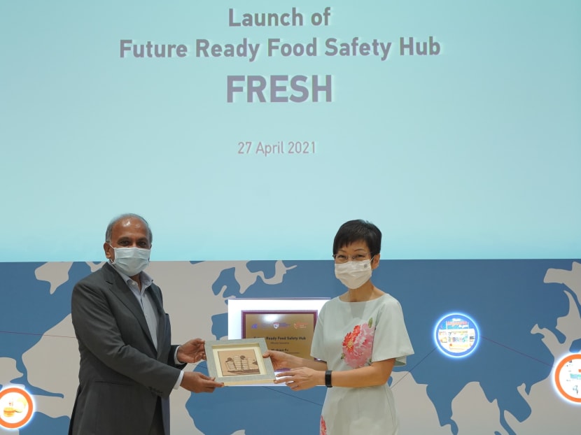 NTU President Professor Subra Suresh presenting Minister for Sustainability and the Environment Grace Fu with a memento – a frame with an artwork depicting NTU’s iconic building, The Hive, at the launch of the Fresh platform.