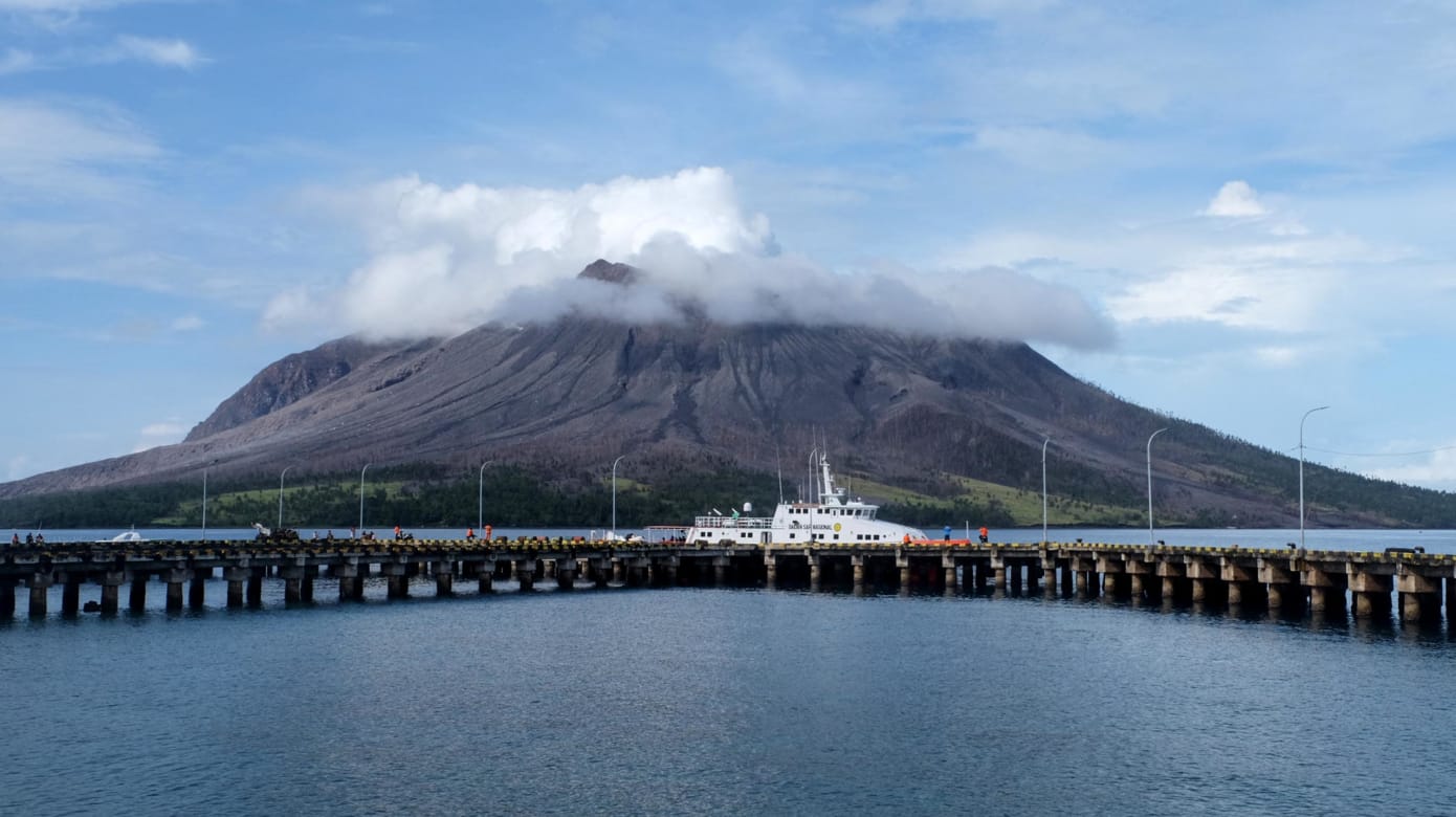 印尼鲁昂火山多次喷发 附近一国际机场延长关闭