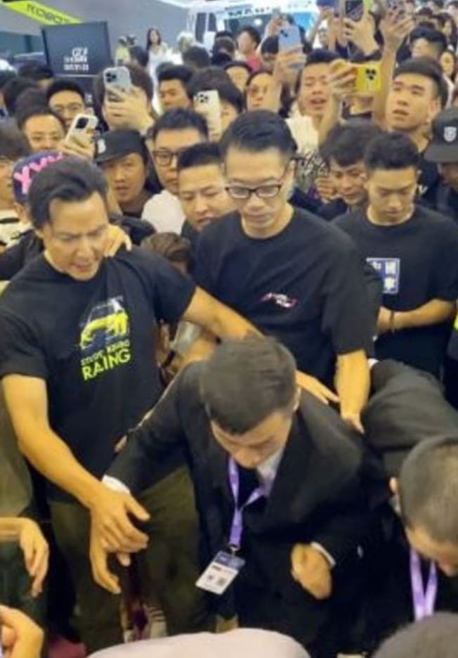 Daniel Wu Saves Fan Pushed Over By Crowd At Auto Show, Also Prevents ...