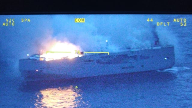 载3000汽车货船起火 一名船员死亡数人受伤