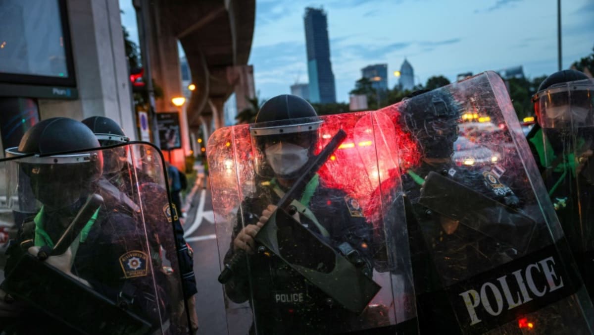 Pengunjuk rasa Thailand menyerukan reformasi kerajaan setelah keputusan pengadilan