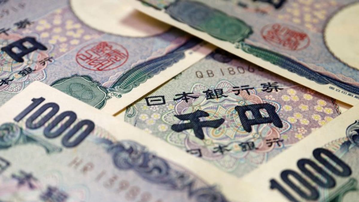 Yen menguat setelah penyesuaian kebijakan BOJ yang mengejutkan