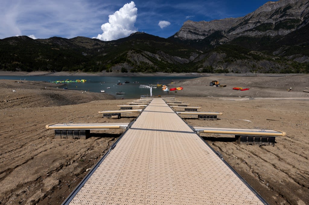 A picture taken on Aug 21, 2022 shows boarding pontoons on lake Serre-Poncon in Ubaye Serre-Poncon in French Alps as water level decreased 14 metres due to the drought.
A picture taken on Aug 21, 2022 shows boarding pontoons on lake Serre-Poncon in Ubaye Serre-Poncon in French Alps as water level decreased 14 metres due to the drought.