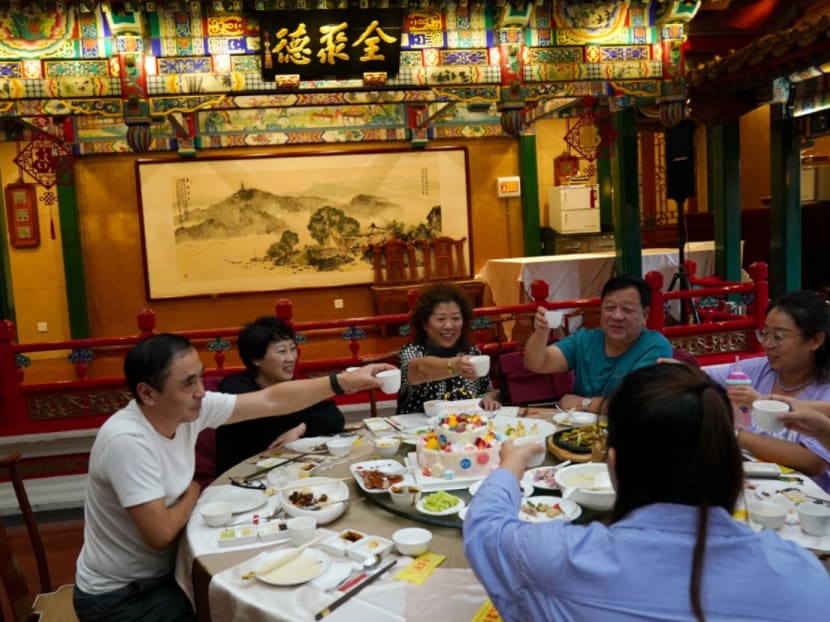 Woman Brings 23 Relatives To Blind Date Woman in China brings 23 relatives along for blind date, man bolts