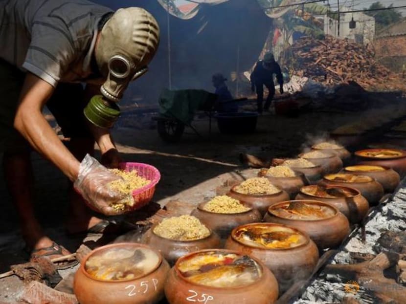 Gas mask on to braise black carp for the Vietnam Lunar New Year Gas mask on to braise black carp for the Vietnam Lunar New Year