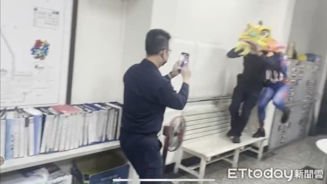 台湾警员除夕夜在派出所上演“舞狮” 警局道歉