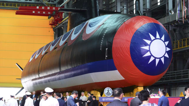 台湾第一艘自制潜水艇海鲲号举行下水典礼