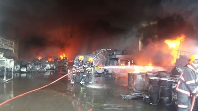 贲耐巷大火现场频传爆炸声 五六十人被疏散