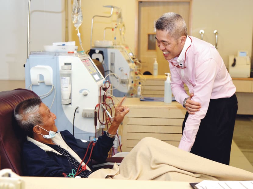 National Kidney Foundation CEO Edmund Kwok visiting a kidney patient. Kidney-transplant patients have a nine-year waiting period on average, while heart-transplant patients wait for approximately 
20 months. 
PHOTO: National 
Kidney Foundation