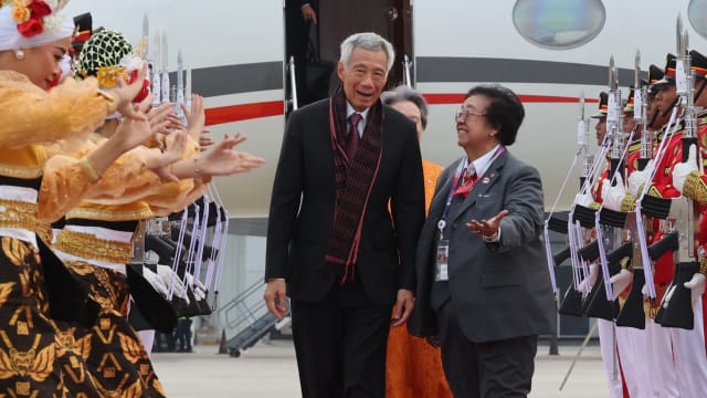 李总理飞抵印尼首都雅加达 出席亚细安峰会