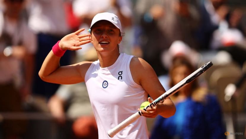 Zverev, Swiatek reach French Open semis, heartbreak for Jabeur 