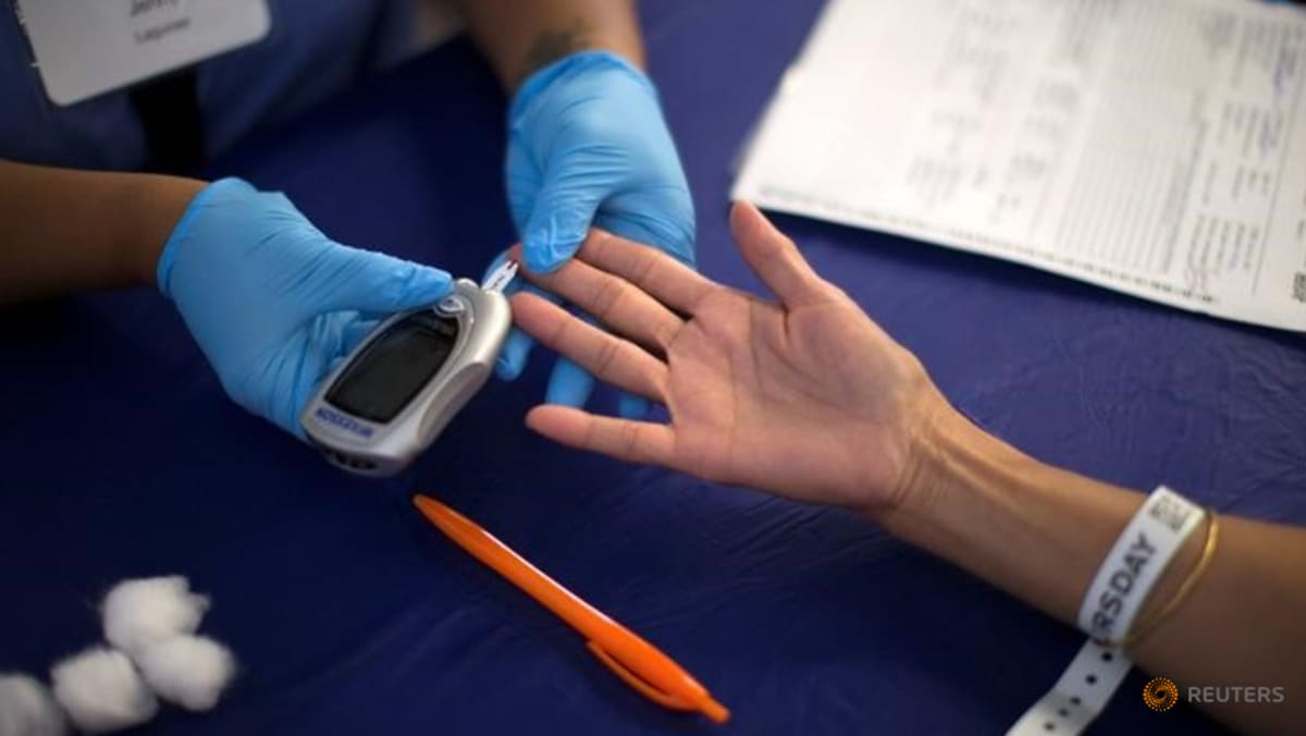 Alat untuk memantau kadar gula darah tanpa menusuk jari, tersedia di Singapura