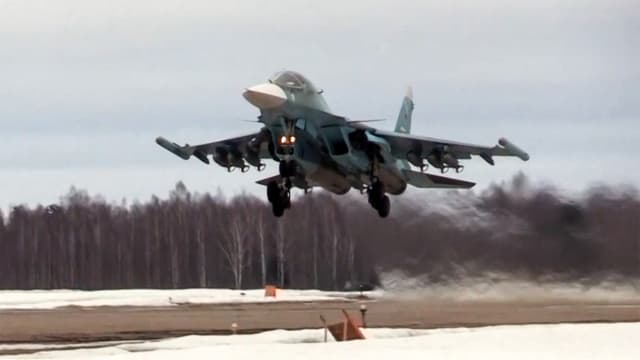 俄媒：四架俄军机疑在乌克兰边境被击落后坠毁