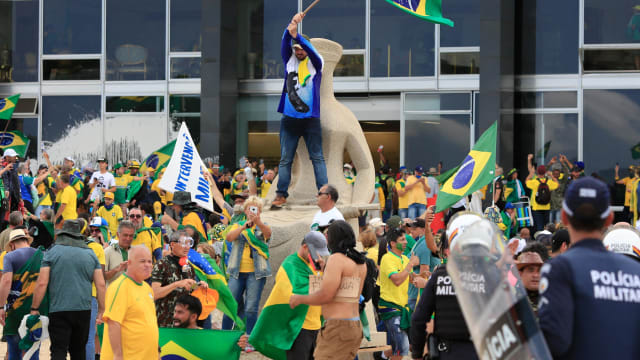 巴西最高法院下令逮捕前总统任内高官