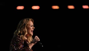 Adele tunda persembahan di Las Vegas selepas kru konsert terjangkit COVID-19