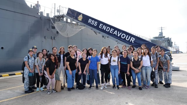 在“努力号”首办实践活动  海军冀让女性体验军中作业