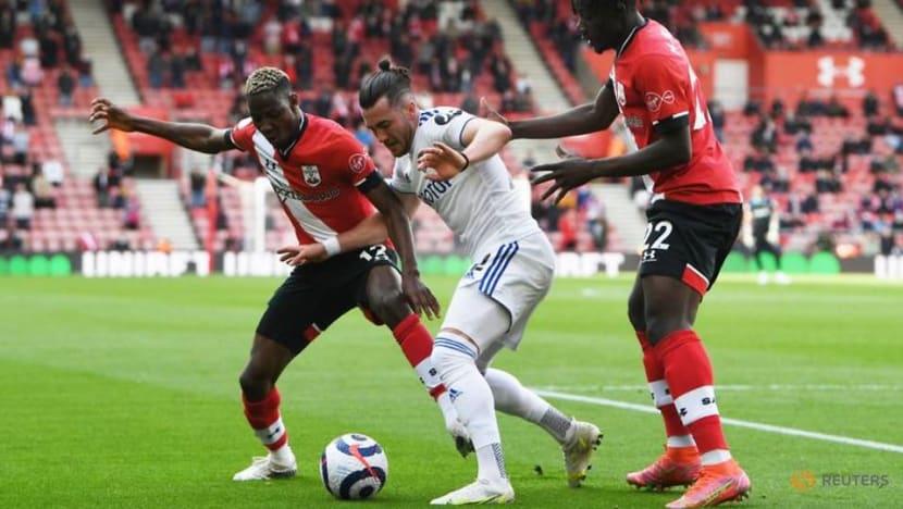Soccer-Leeds' Bamford and Roberts spoil party mood at Southampton Soccer-Leeds' Bamford and Roberts spoil party mood at Southampton