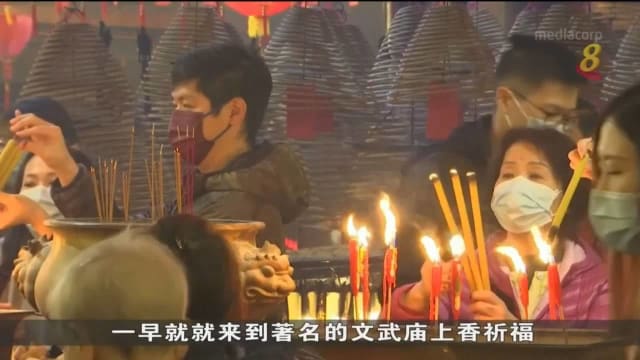 全球华人疫情下迎春节 民众到庙宇祈福
