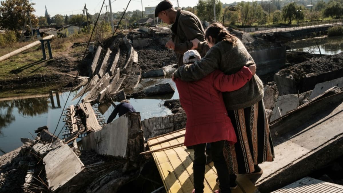 vulnerable-flee-as-russians-advance-on-ukraine-town
