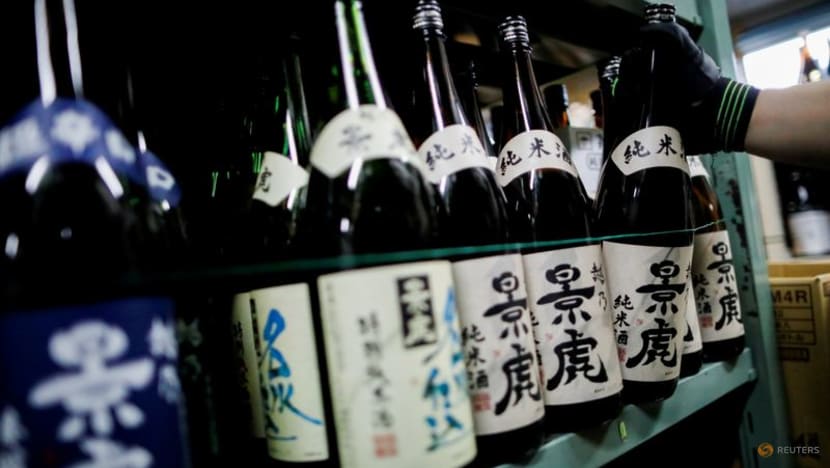 Japan's restaurants, bars welcome back drinkers as COVID-19 controls ease Japan's restaurants, bars welcome back drinkers as COVID-19 controls ease
