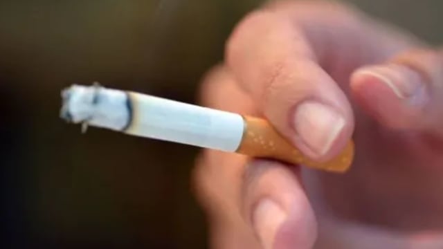 马国禁烟令 三万多人收警告信 