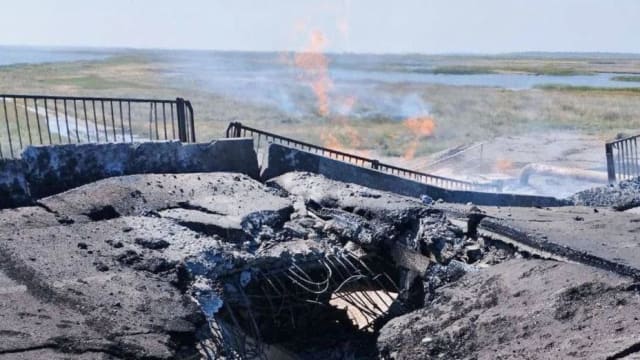 克里米亚和乌克兰亨尼切斯克两座桥梁被炮火击中