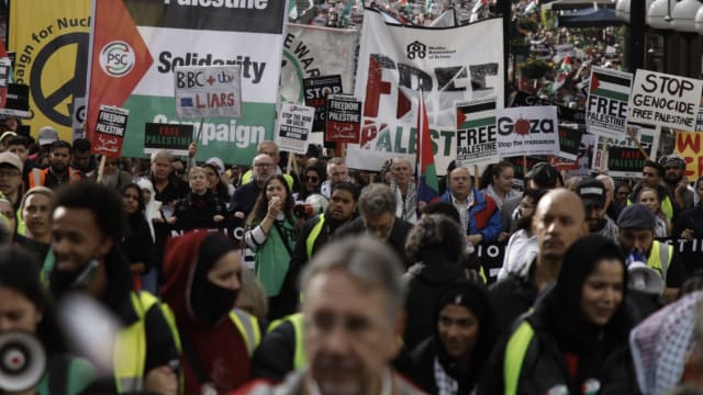 欧洲和英国多地举行集会游行 声援巴勒斯坦人