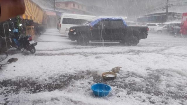 泰国清迈下冰雹 地面雪白一片建筑物受损