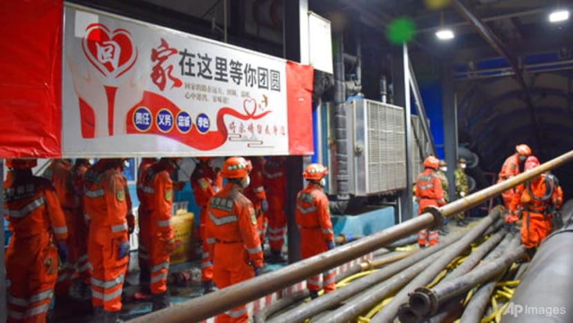 Rescuers work to free 21 trapped in flooded China mine