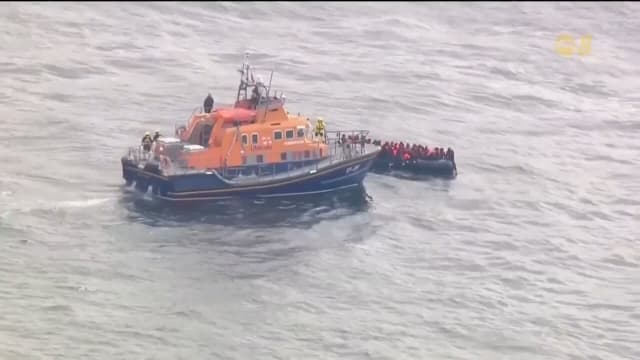再有难民从法国横渡英吉利海峡到英国 船只超载坠海五人死亡