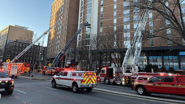 美国公寓清晨发生大火 居民寒风中站阳台等救援