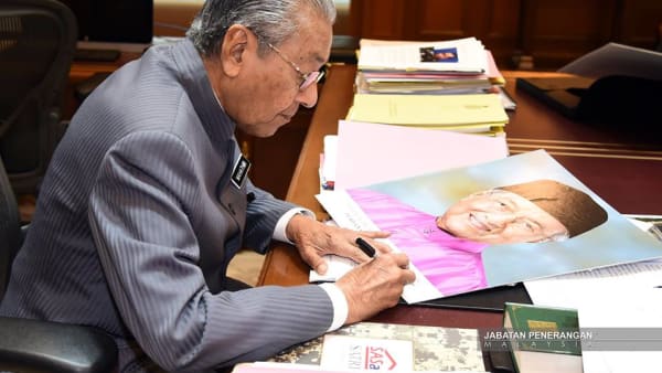 After 15 years, Dr Mahathir's portrait to adorn offices again - TODAY