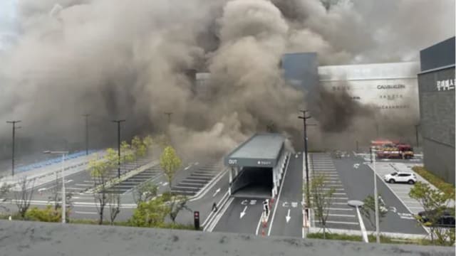 韩国商场发生大火 至少两死四失踪