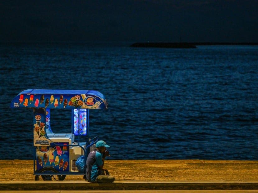 A vendor selling ice cream waits for customers at the Galle Face Beach in Colombo on March 20, 2023. A vendor selling ice cream waits for customers at the Galle Face Beach in Colombo on March 20, 2023.