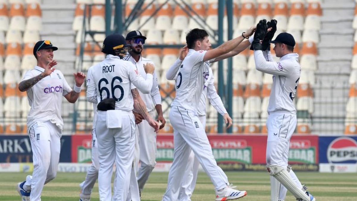 Cricket–England make progress but defiant Pakistan reach 358-8 Cricket–England make progress but defiant Pakistan reach 358-8