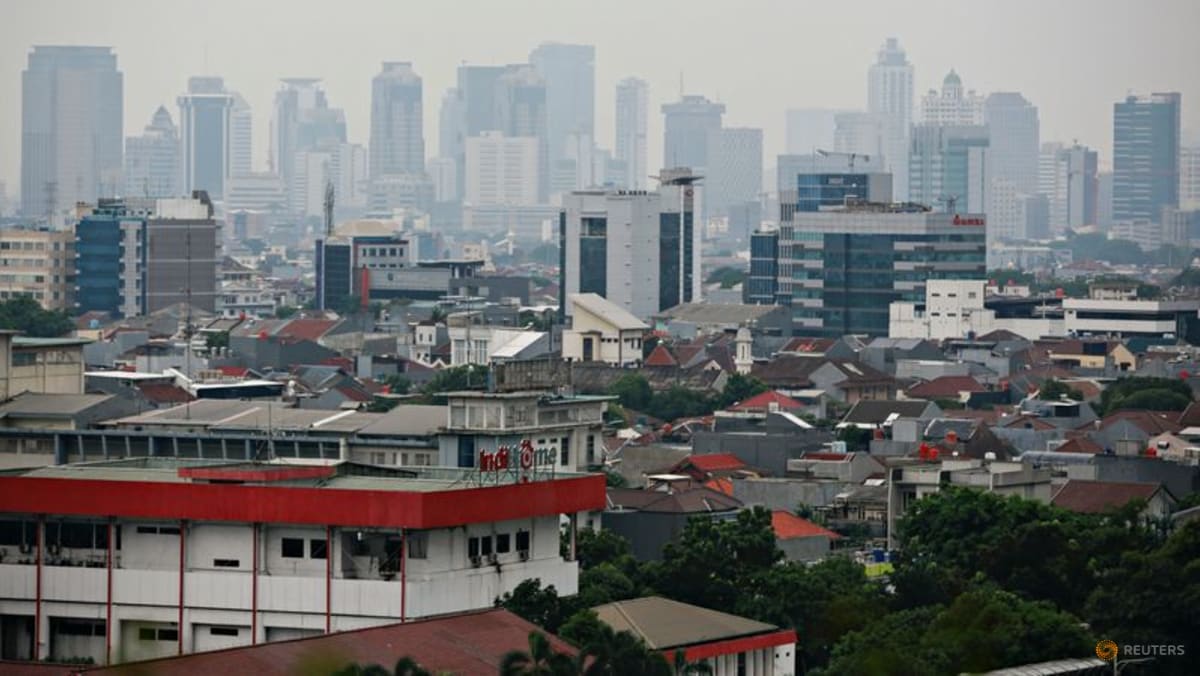 Surplus perdagangan Indonesia turun di bulan April: jajak pendapat Reuters