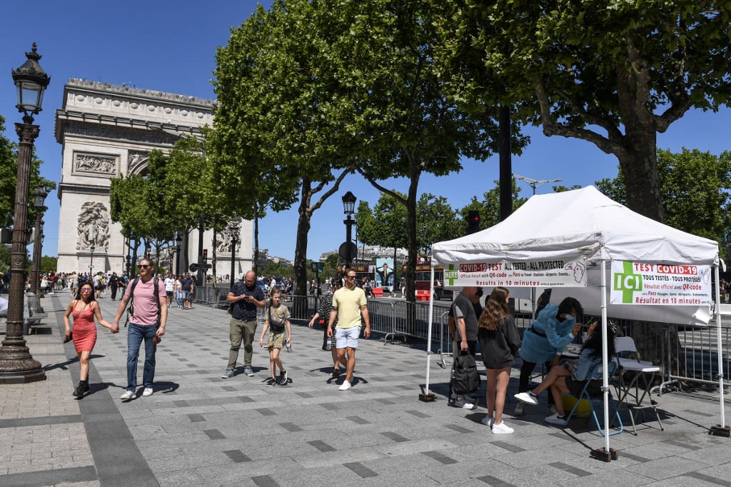 Tourists get tested with an antigenic test for Covid-19 near the Arc de Triomphe in Paris on July 10, 2022.