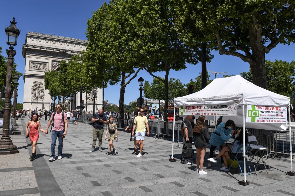 Tourists get tested with an antigenic test for Covid-19 near the Arc de Triomphe in Paris on July 10, 2022. Tourists get tested with an antigenic test for Covid-19 near the Arc de Triomphe in Paris on July 10, 2022.