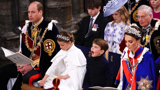 查理斯三世加冕典礼 路易王子可爱举动抢镜