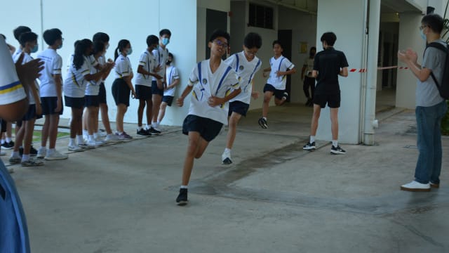 【青春校园】立才中学办特殊挑战 学生室内赛跑挥洒热血