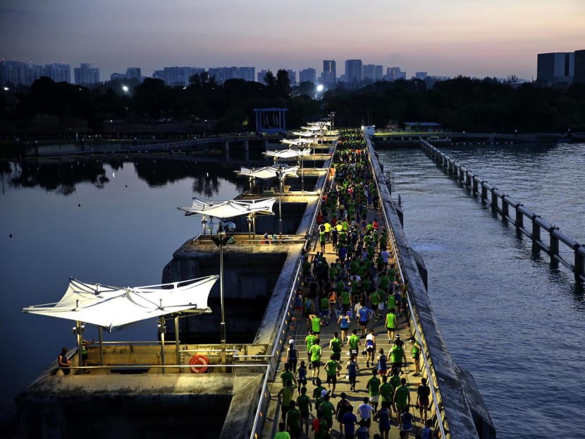 Runners passing Marina Barrage during Standard Chartered Marathon Singapore 2016 on Dec 4, 2016. Photo: Wee Teck Hian/TODAY